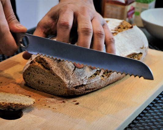 Achilles Brotmesser handgefertigt aus solingen schneidet Brot